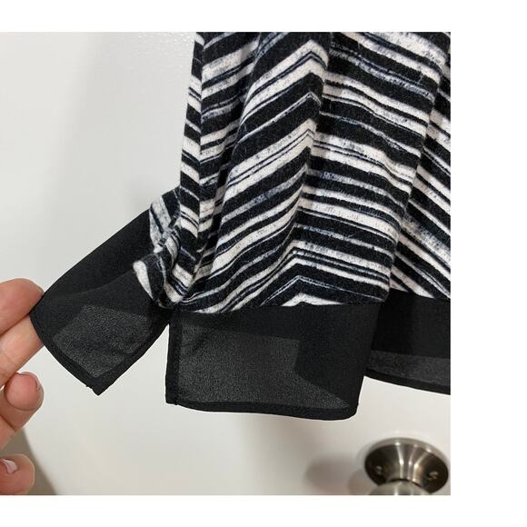 Calvin Klein Sleeveless Black & White Chevron Stretch Tank Bouse Size Medium - Picture 4 of 8